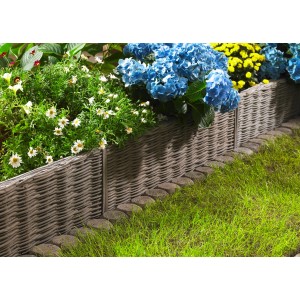 Beet-/Zaunplatte Weidengeflecht, dunkelbraun, als Beeteinfassung mit Blumen und Rasen im Garten.