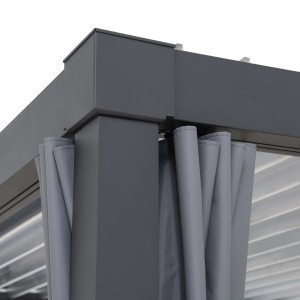 Graue Sunjoy Vorhänge für Matterhorn Multi-Pergola (306x306 cm) an einer Terrassenüberdachung.