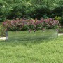 Silbernes furnicato Garten-Hochbeet aus verzinktem Stahl, bepflanzt mit bunten Blumen.