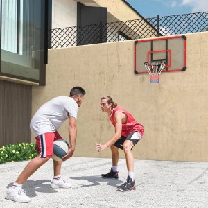 SPORTNOW Basketballkorb an Wand mit spielenden Personen im Garten.