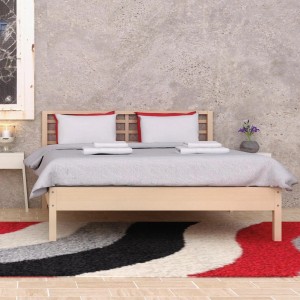 Bestlivings Füllkissen 80x80 cm mit Mikrofaserbezug und Polyesterfüllung auf einem Bett.
