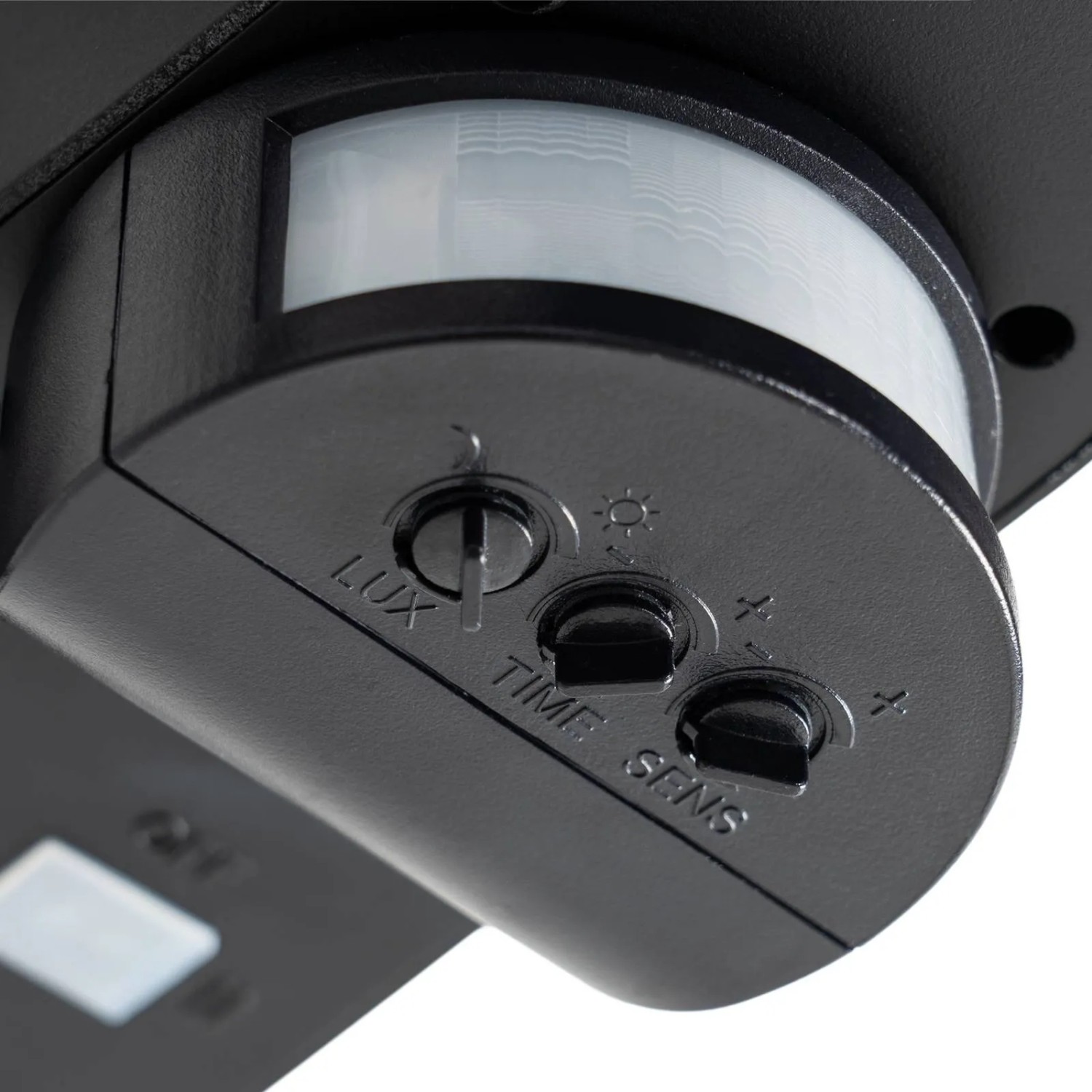 Detailaufnahme: Schwarze Lindby LED Solarleuchte Naelin mit Bewegungsmelder und Dimmfunktion.