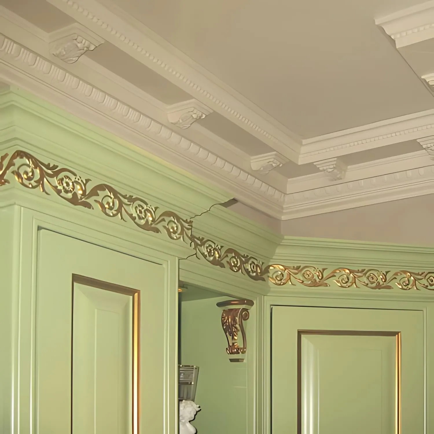 Weiße ORAC DECOR Zierleisten (10 Stk.) im Rokoko/Barock Stil an Decke und Wand.