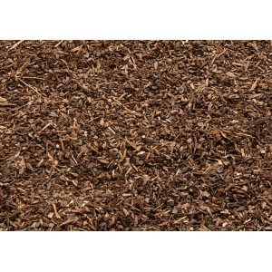 Nahaufnahme: Feine OBI Pinienrinde, ideal zur Bodenverbesserung und Unkrauthemmung im Garten.