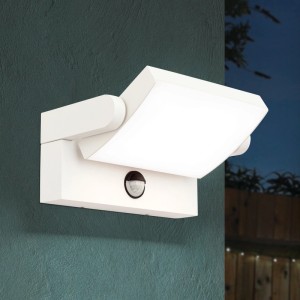Moderne weiße Orion LED Außen Wandleuchte mit schwenkbarem Leuchtkopf und Sensor, leuchtet warmweiß an dunkler Wand.
