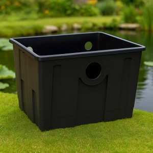 Schwarze Gehäusewanne für Sunsun CBF-350B Teichfilter, auf Gras am Teich. Ersatzteil für Bio-Teichfilter.