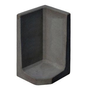 Anthrazitfarbene L-Steinecke aus Beton, unbewehrt, für Gartenbegrenzungen und Beeteinfassungen.