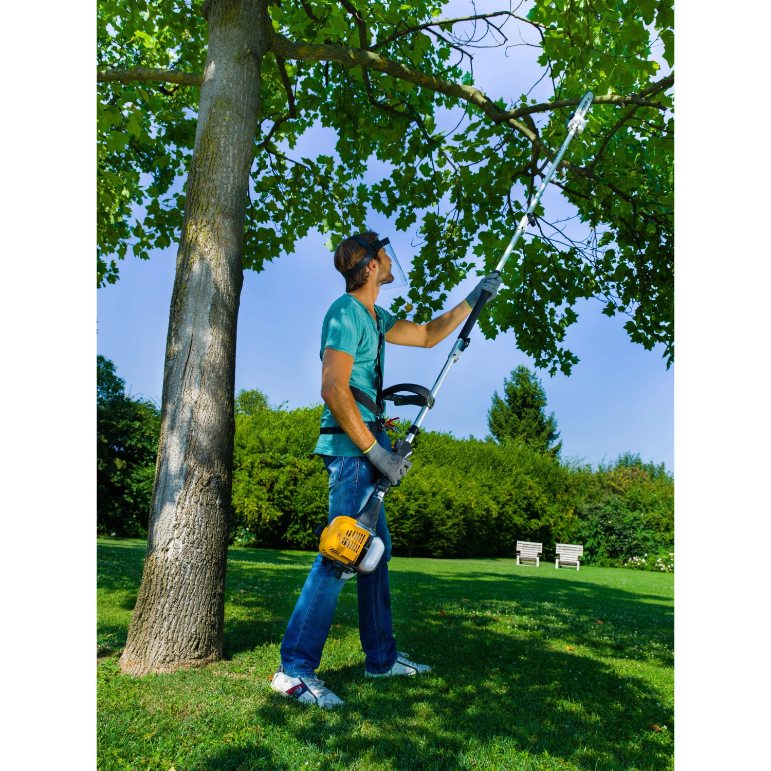 Mann schneidet Äste mit Stiga Benzin-Multi-Tool MT 330 Hochentaster im Garten.