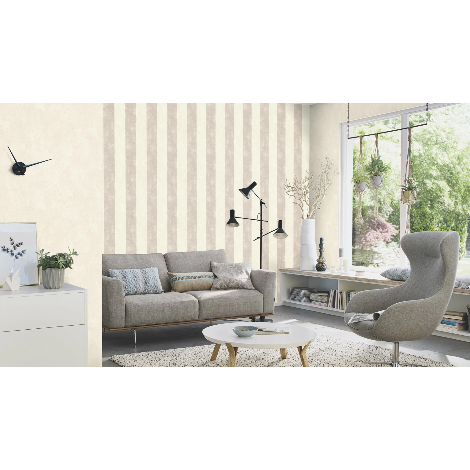 Wohnraum mit Rasch Vliestapete Tapetenwechsel II 608960, Streifen in Creme und Grau.