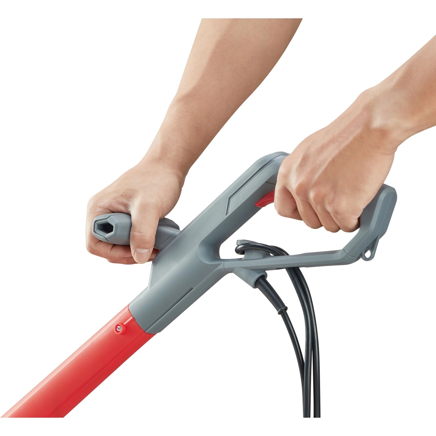 Detailaufnahme: Hände bedienen den Griff des CMI Elektro-Rasentrimmers. Elektro-Trimmer mit rotem Schaft.