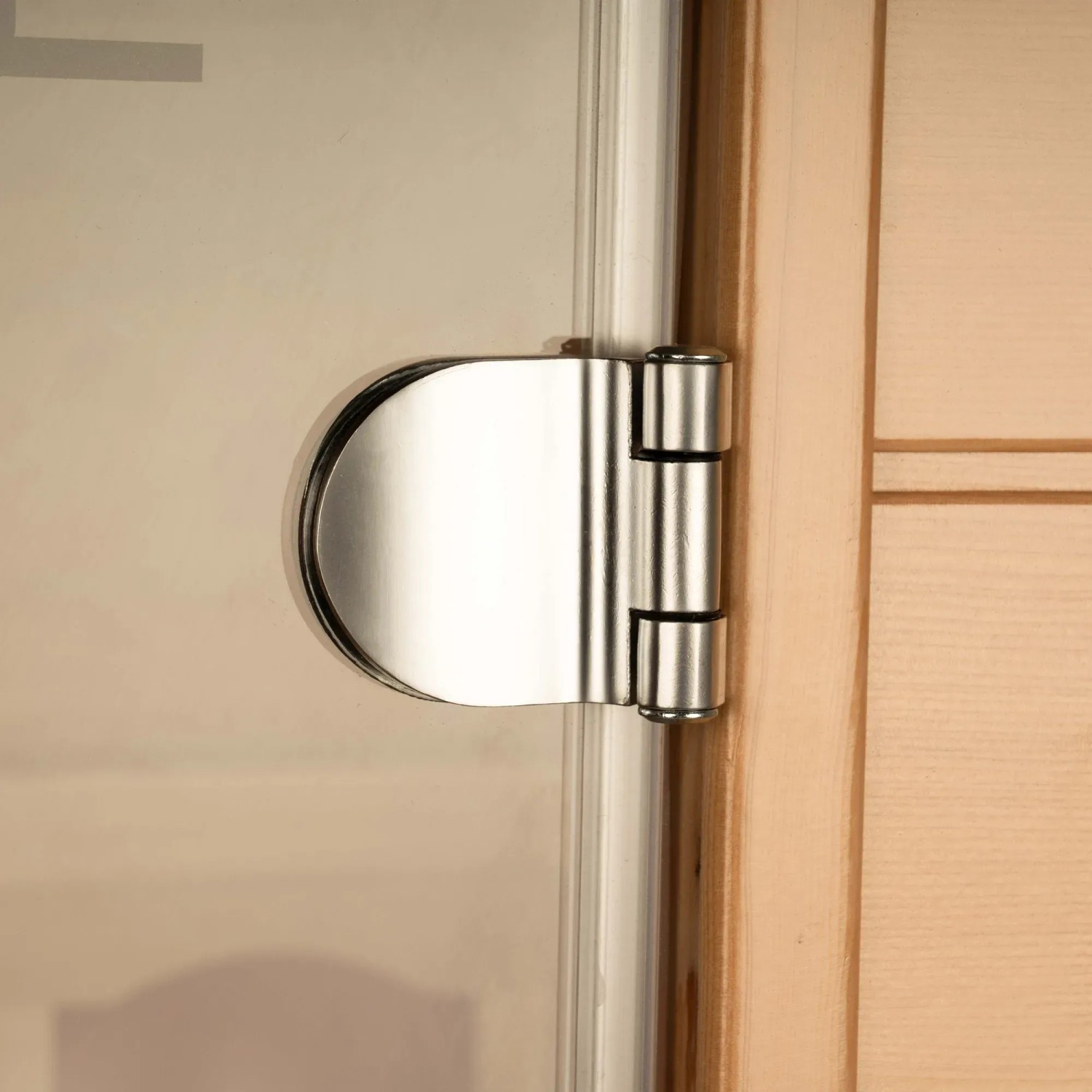 Detailaufnahme: Türscharnier der Redsun Deluxe Infrarotkabine aus Tannenholz.