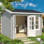 Lasita Maja Gartenhaus Alex, lichtgraues Holzhaus mit geöffneten Doppeltüren im Garten.