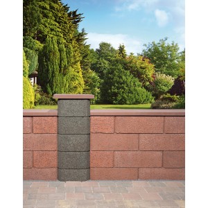 Antik-Pflaster in Altstadtfarben als Mauer und Weg im Garten.