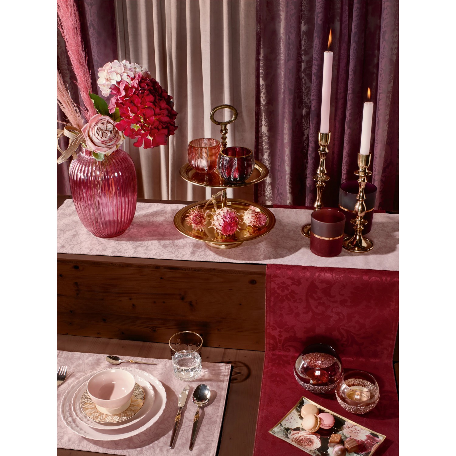 Goldene Etagere Blush Bordeaux, 37 cm, mit Deko-Elementen. Dekorative Figuren für stilvolle Akzente im Innenbereich.