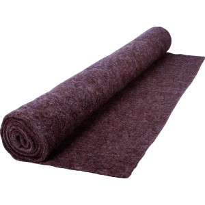 Braun gerollte Winterschutzmatte aus Schafswolle für Pflanzen.
