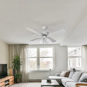 Weißer CMI Deckenventilator (Ø 107 cm) mit Lampe im Wohnzimmer.