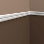Weiße PROFHOME Wand- und Friesleisten (28 m) im Neo-Klassik Stil an brauner Wand.