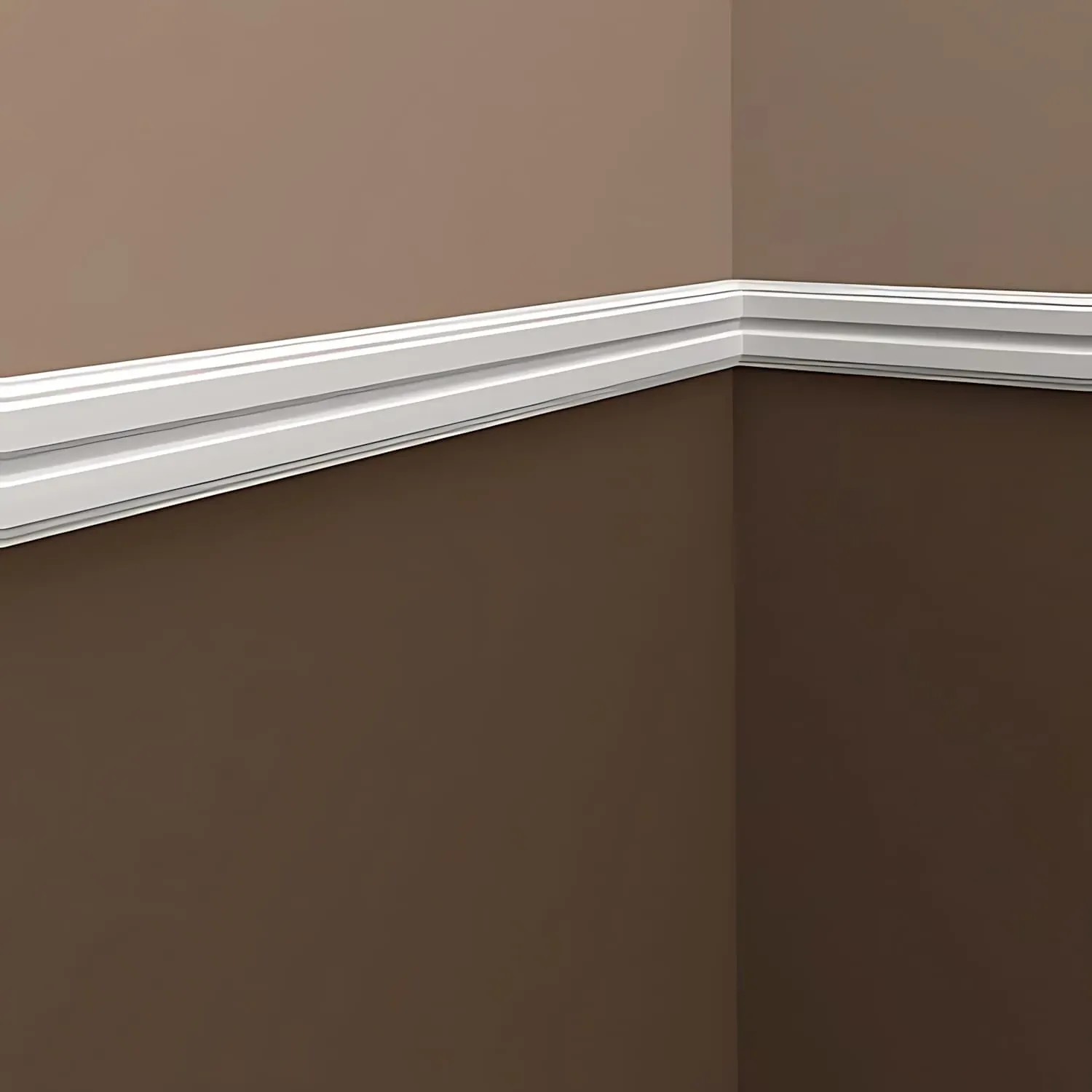 Weiße PROFHOME Wand- und Friesleisten (28 m) im Neo-Klassik Stil an brauner Wand.