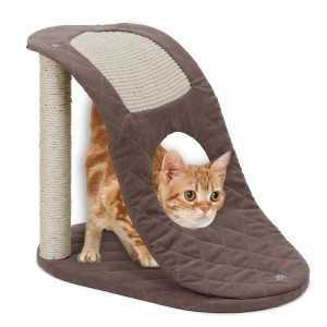 Brauner Heim Kratzbaum Slurry mit Spieltunnel und Katze, 55x35x43 cm.