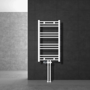 Weißer LuxeBath Badheizkörper 500x800 mm mit Thermostat für Bodenanschluss.