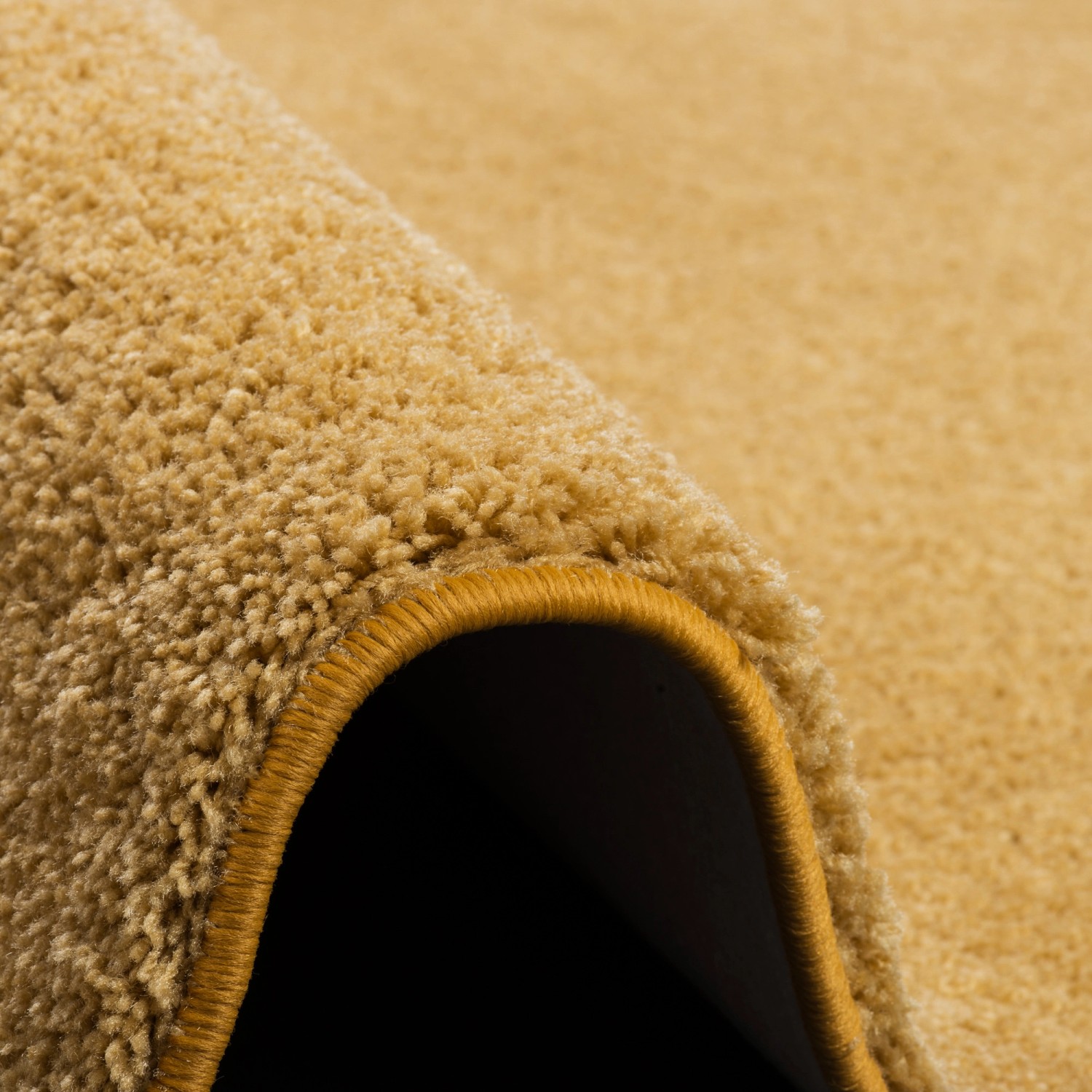 Detailaufnahme: Curryfarbener Snapstyle Hochflor Shaggy Teppichläufer Palace, weicher Flor.