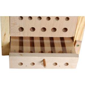 Dobar Bienenhaus Maja mit Beobachtungsschublade, Detailansicht der Nistplätze und Schublade.