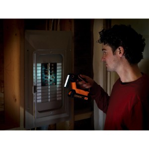Black+Decker Akku-Lampe BDCF18 18V im Einsatz, leuchtet einen Sicherungskasten aus.