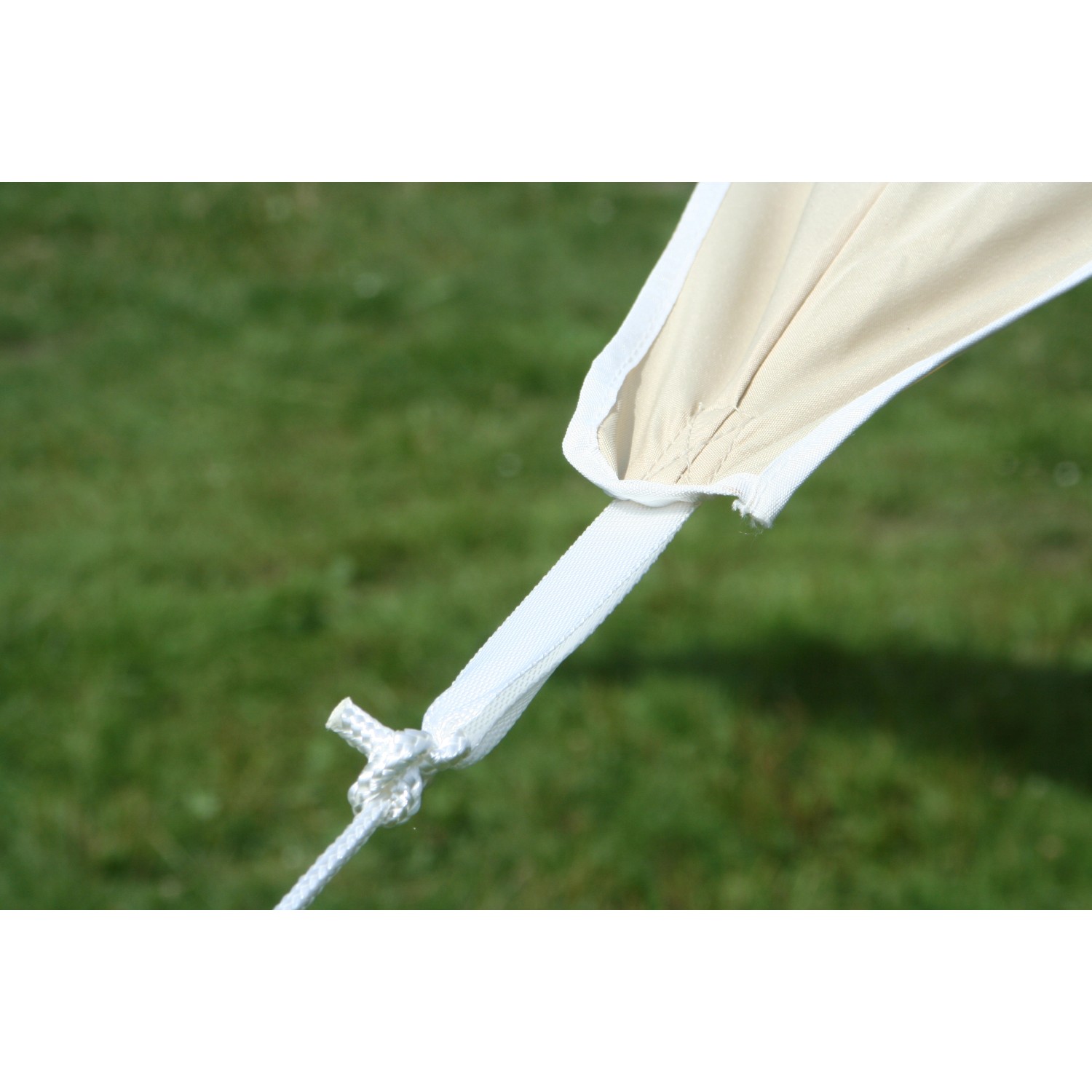 Detailaufnahme: Sandfarbenes Floracord Sonnensegel, Pyramidenform, mit Befestigungsseil.