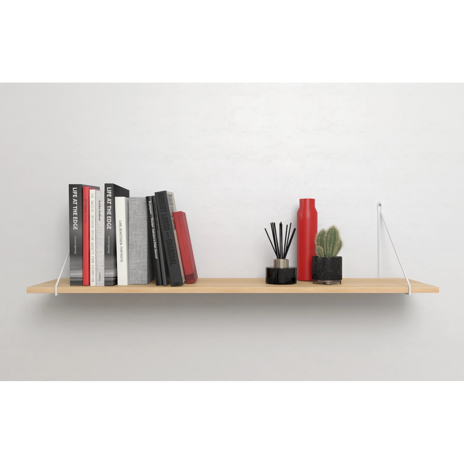 Regal mit Fischer Rundhaken EasyHook und DuoPower Dübeln zur Wandbefestigung, dekoriert mit Büchern und Deko.