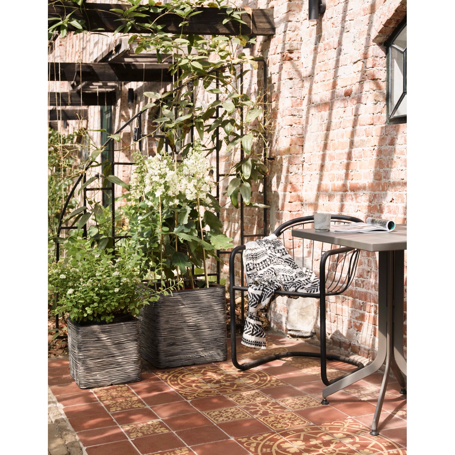 Anthrazitfarbener Capi Pflanztopf Nature Rib Quadrat 30x30x30 cm im Außenbereich.