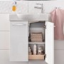 Fackelmann Waschbeckenunterschrank SBC Eiche Natur, 52 cm breit, mit geöffneter Tür und Stauraum.