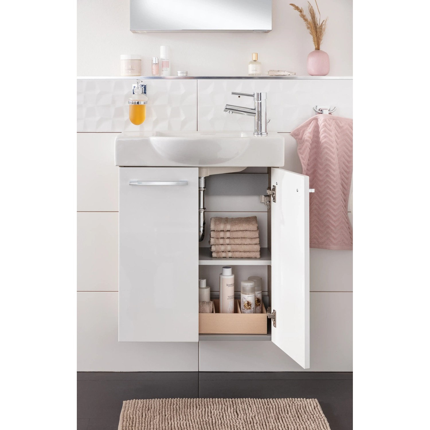 Fackelmann Waschbeckenunterschrank SBC Eiche Natur, 52 cm breit, mit geöffneter Tür und Stauraum.