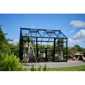 Schwarzes Juliana Gewächshaus Jubii 60 mit Glasfront und geöffneten Dachfenstern im Garten.