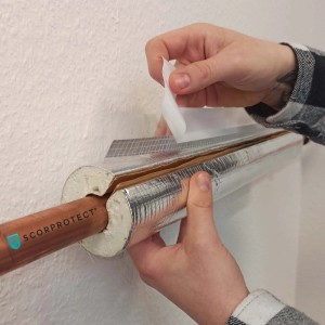 Anbringen der Scorprotect PUR Rohrisolierung (35x30 mm) an einem Heizungsrohr.