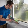 Mann benutzt wolfcraft Kartuschenpresse MG 600 Pro zum Abdichten eines Fensters.