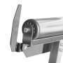 Nahaufnahme des STAHLWERK Rollenbocks: Metallrolle mit schwarzer Endkappe und hochgeklapptem Werkstückanschlag.