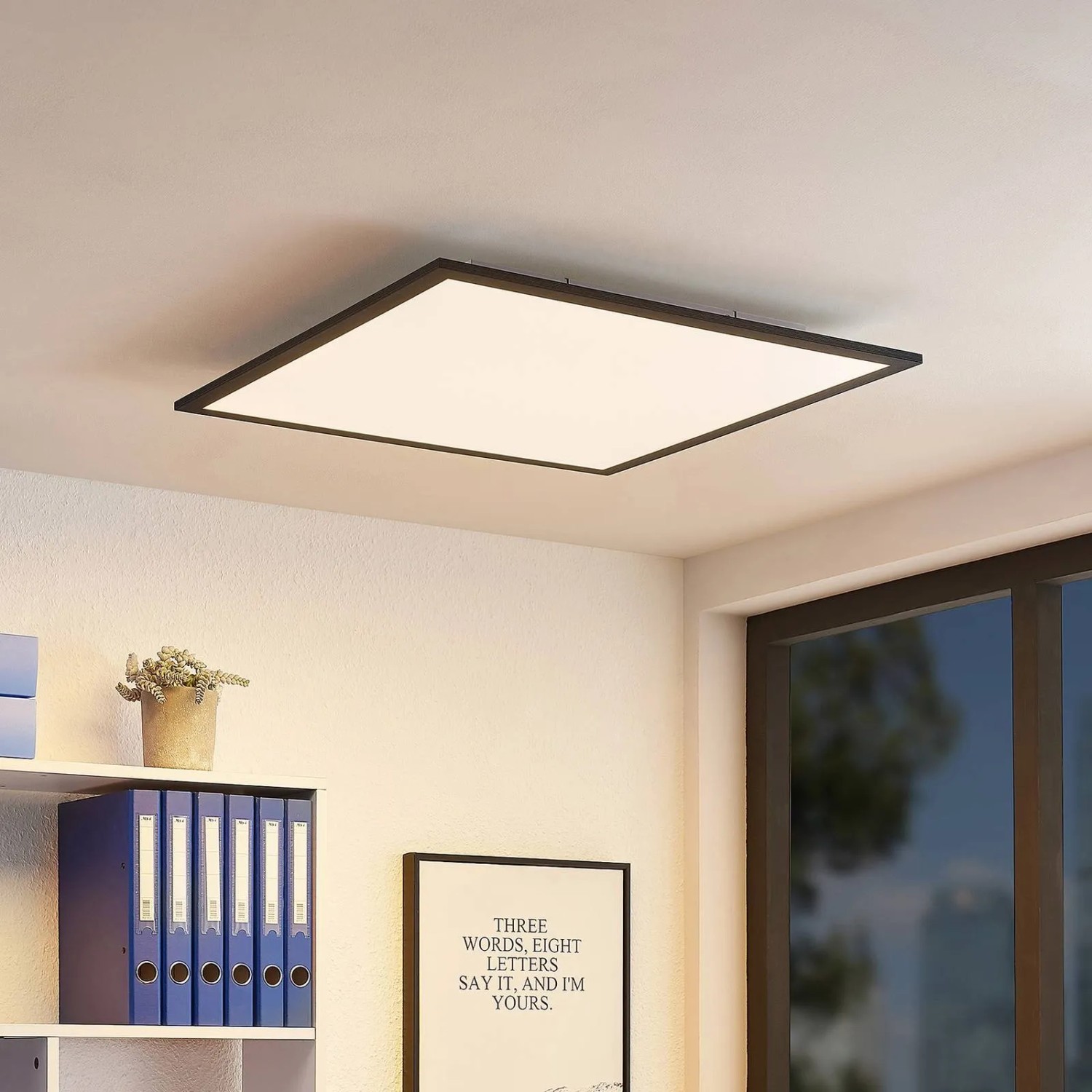 Schwarzes Lindby LED Panel Nelios, eine moderne, quadratische Wohnzimmerleuchte aus Aluminium.
