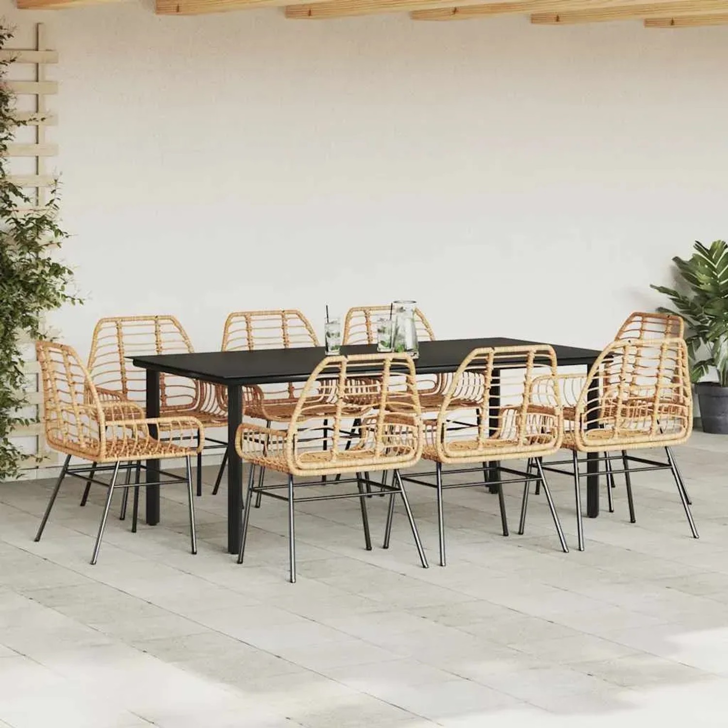 9-teiliges Garten-Esszimmerset aus Poly Rattan mit schwarzem Tisch und 8 braunen Stühlen.