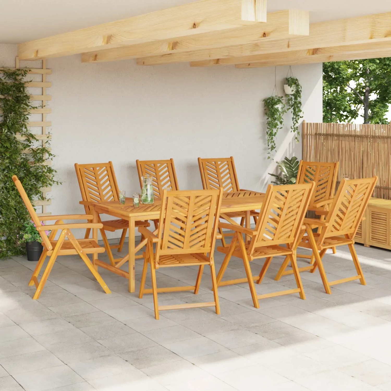 Acht verstellbare Gartenstühle aus Akazienholz, ideal für den Außenbereich.