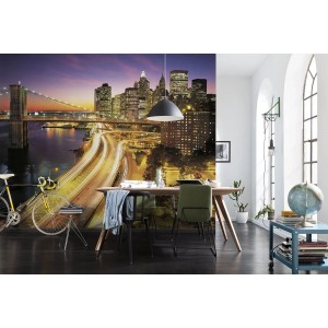 Fototapete NYC Lights in Gelb und Lila im modernen Wohnraum mit Brooklyn Bridge und Skyline.