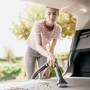 Frau saugt mit Kärcher WD 3 V-17/4/20 Nass-/Trockensauger Kofferraum