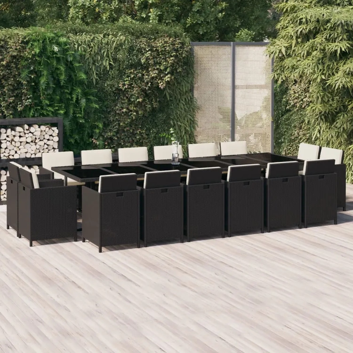 Schwarze 17-tlg. Garten-Essgruppe aus Poly Rattan mit Tisch, Stühlen und cremefarbenen Kissen.