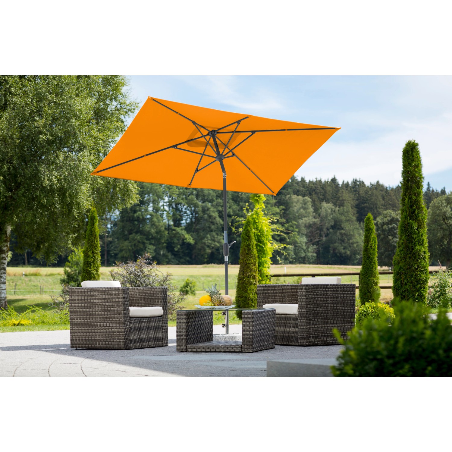 Rechteckiger, mandarinfarbener Schneider Balkonschirm 270x150 cm mit Kurbel und Gartensitzgruppe.