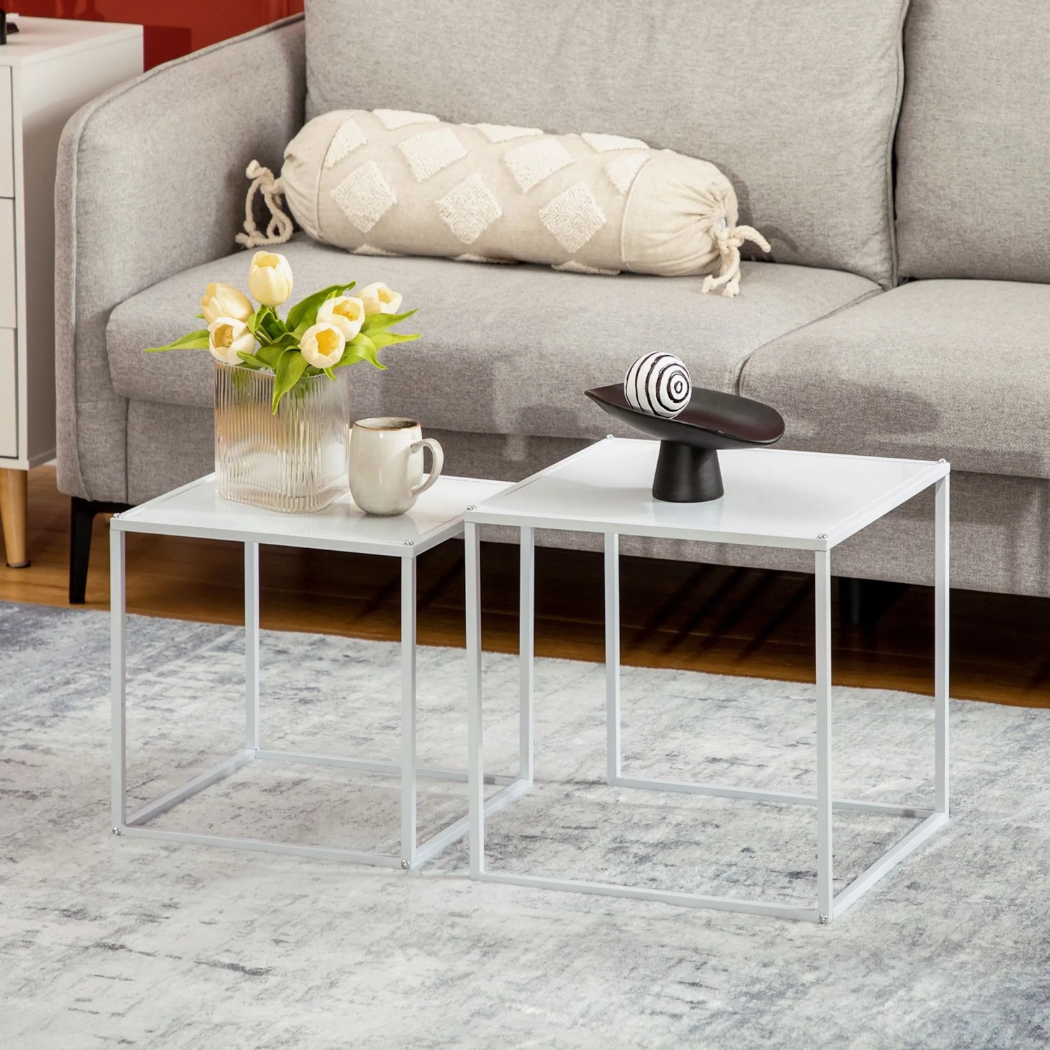 Weißes HOMCOM Couchtisch-Set aus Stahl, zwei quadratische Beistelltische im modernen Design neben Sofa auf Teppich.