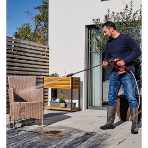 Einhell Akku-Druckreiniger Hypresso 18/24-1 im Einsatz zur Reinigung einer Terrassengarnitur.