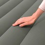 Bestway Doppelluftbett TriTech, 203x152x30 cm, schwarz. Hand berührt die Oberfläche.