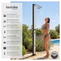 Tectake Solardusche Tinto 20L mit Ablage, schwarz. Frau duscht im Garten.