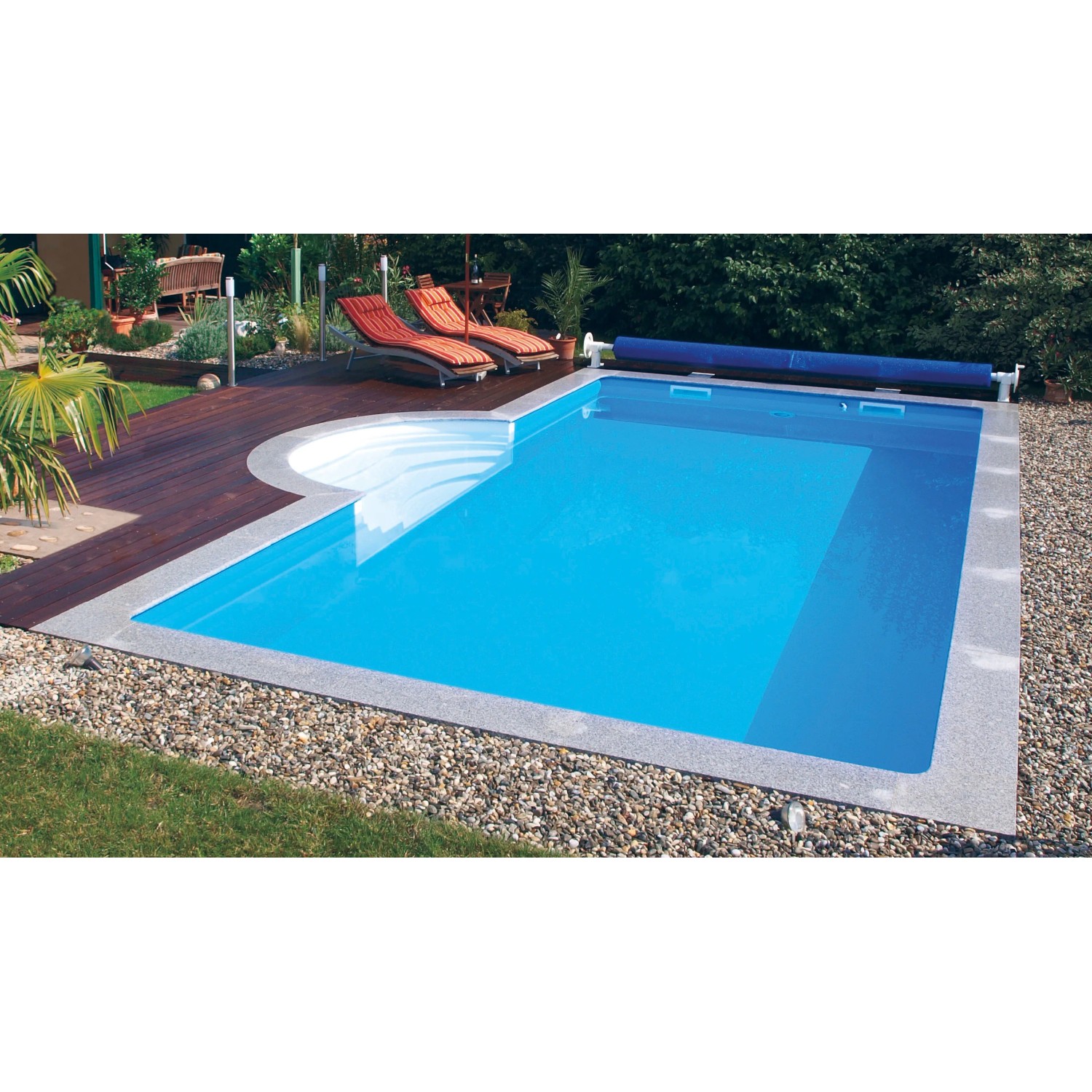 Steinbach Styropor Pool-Set Highlight mit Beckenrandsteinen und Römertreppe im Garten.