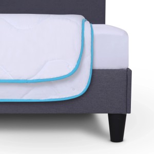 Bestlivings 4 Jahreszeitenbettdecke (220x240) mit blauer Biese auf einem Bett.