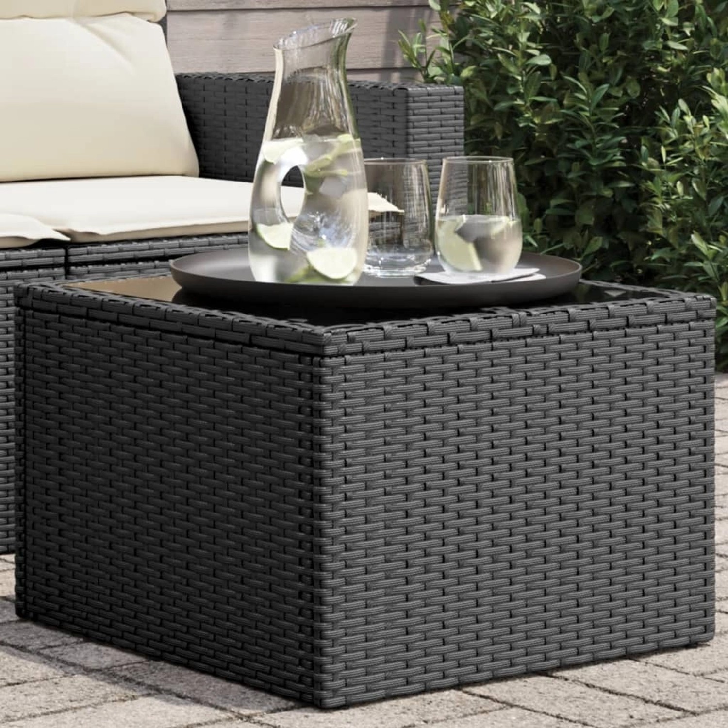 Schwarzer vidaXL Gartentisch mit Glasplatte aus Poly Rattan, 55x55x37 cm.